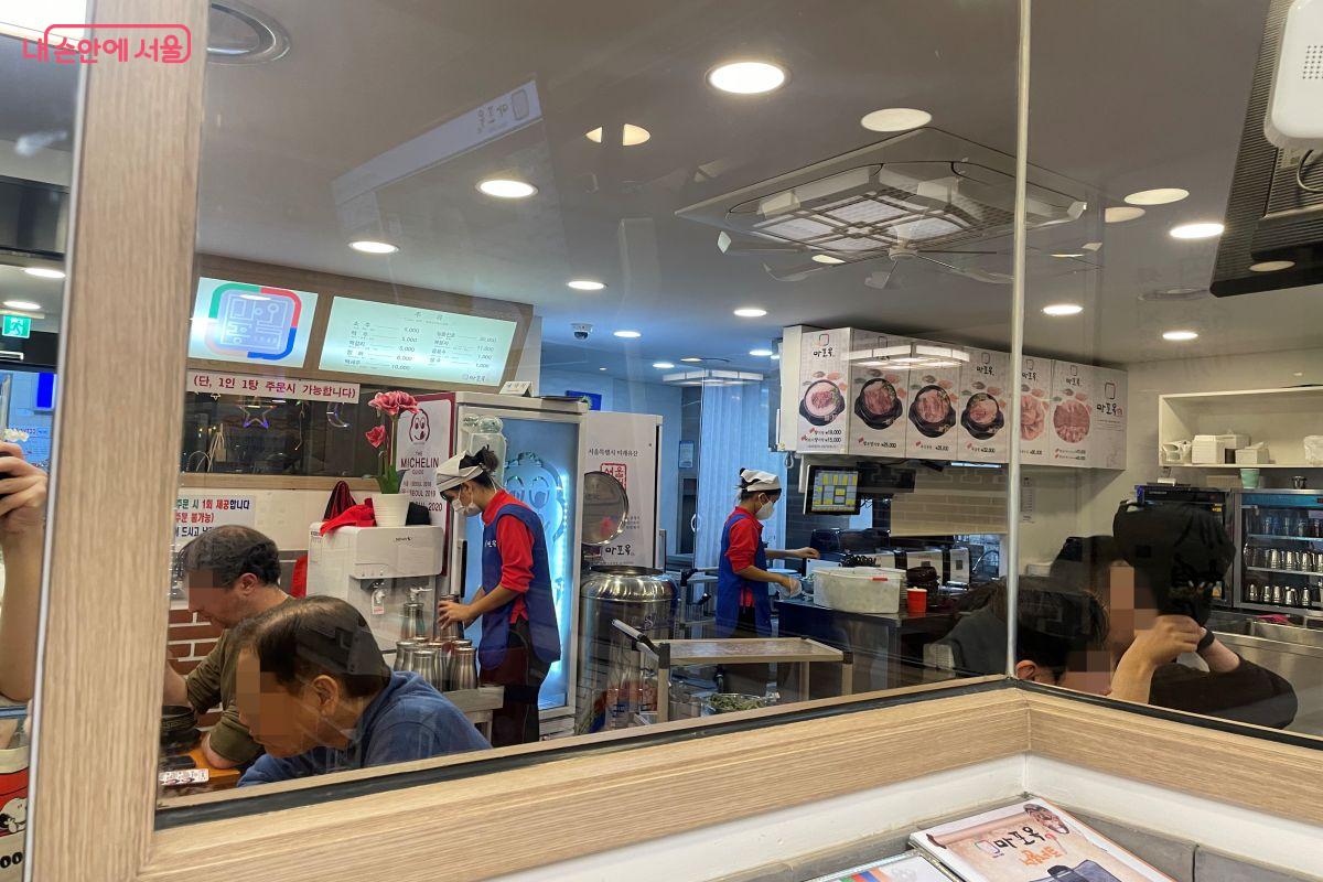 유니폼과 명찰을 착용하고 있는 마포옥 직원들의 모습을 볼 수 있다. ©노윤지