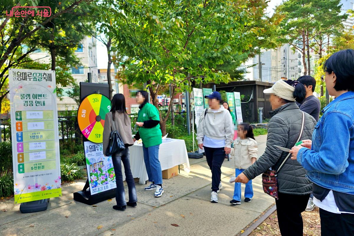 다양한 체험 가운데 인기가 높았던 경품 룰렛 &copy;장승철