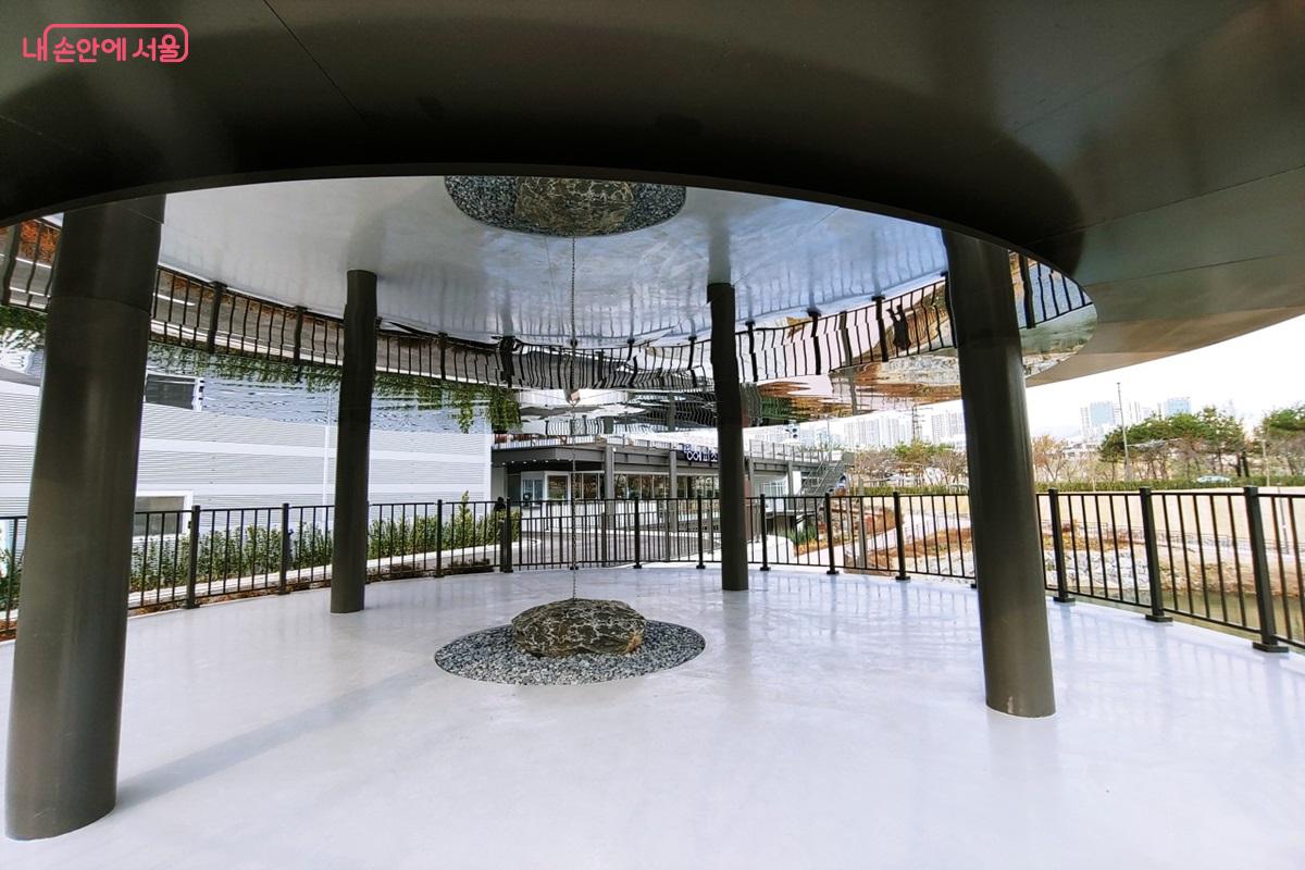 주변 경관을 즐길 수 있는 전망파고라 ©엄윤주