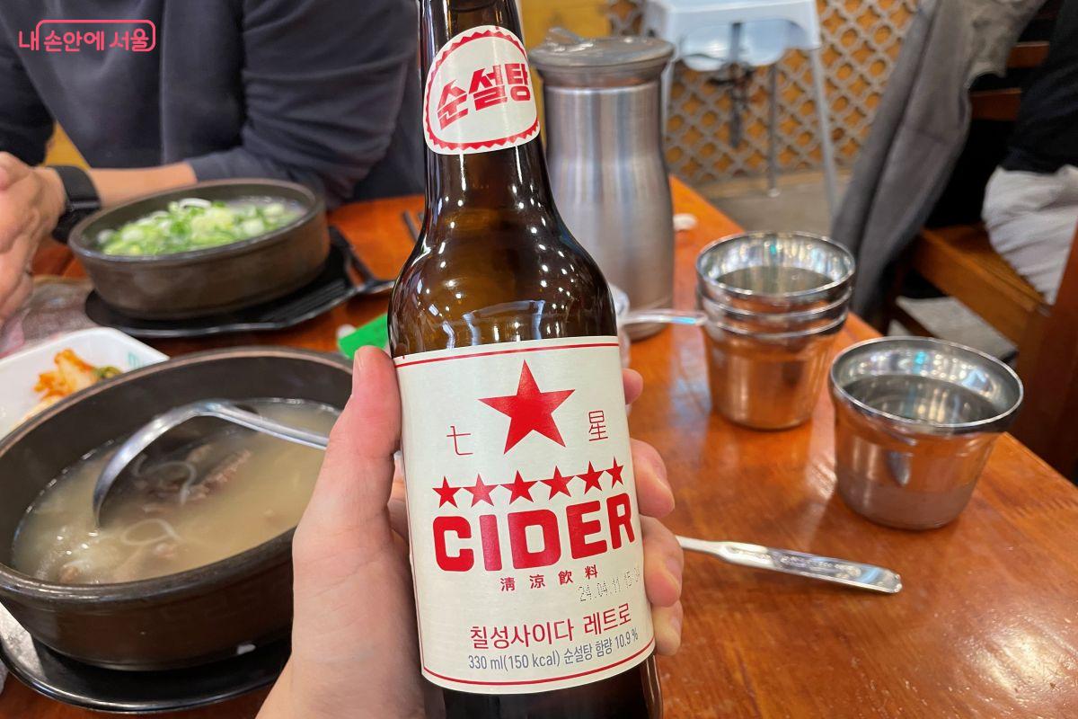 미리 예약한 후 방문해 칠성사이다 레트로 버전을 받을 수 있었다. ©노윤지