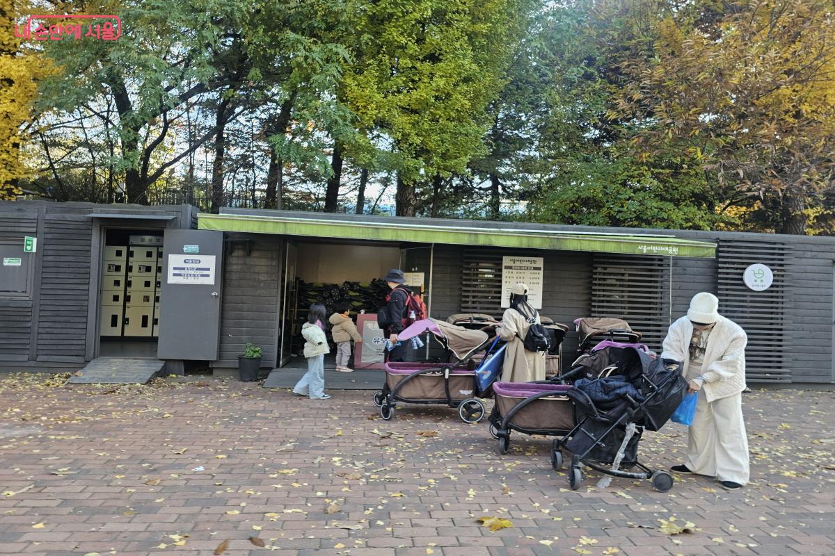 입구에서부터 유아차를 무료로 대여할 수 있는 무인시설이 눈에 띄었다. ©염지연