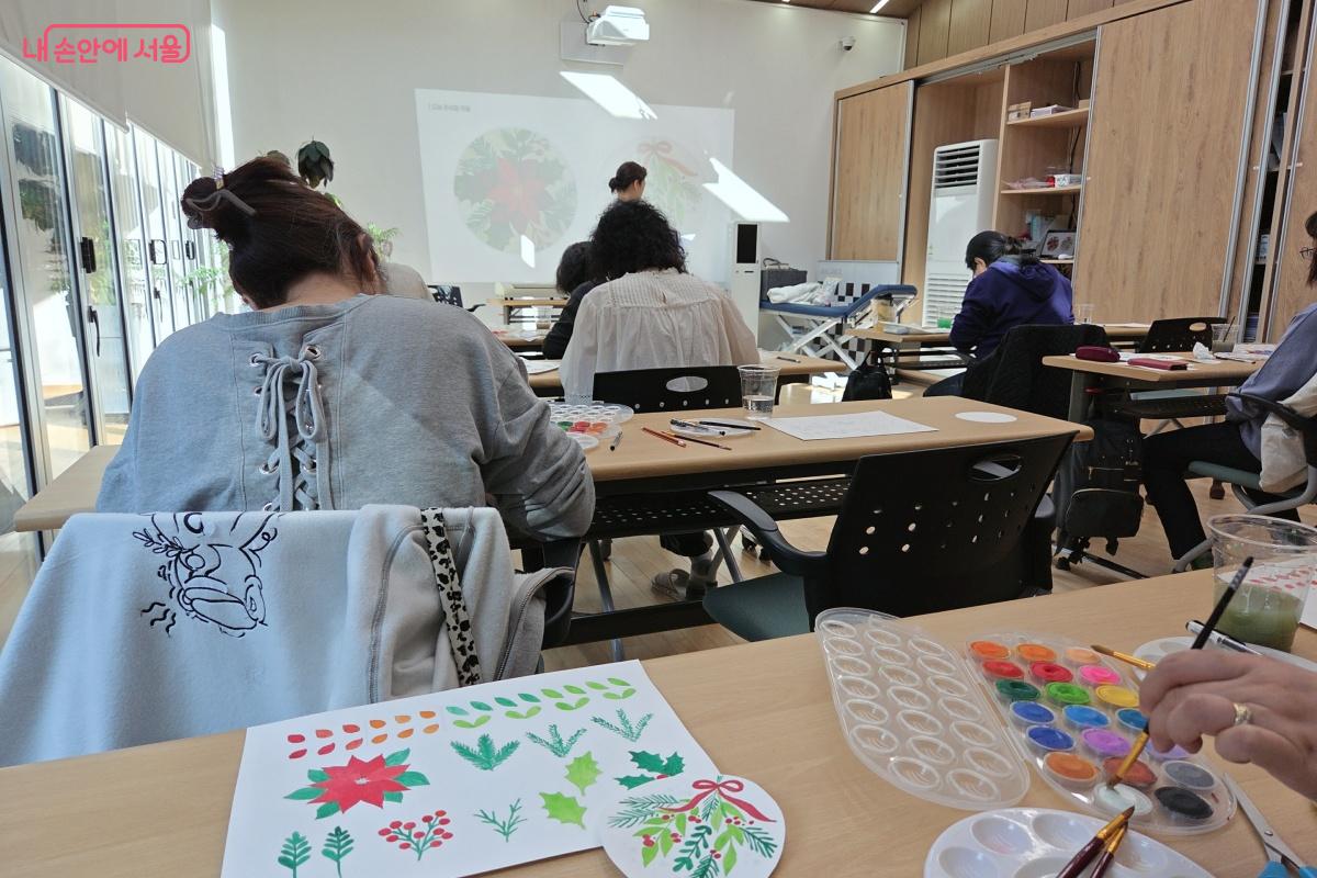 한 잎 한 잎 정성을 담아 칠하며 나만의 작품을 완성했다. &copy;김미선