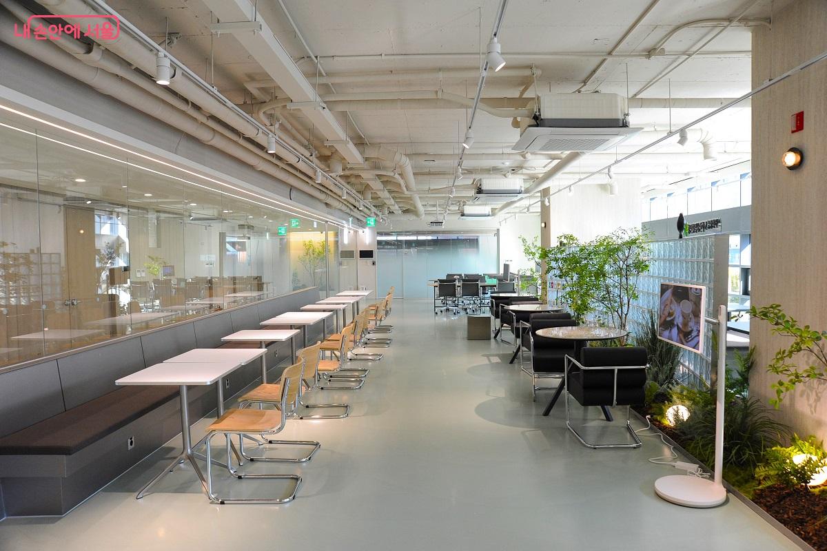 교육생들의 휴식, 네트워킹, 자율 학습, 팀 활동 등을 위한 커뮤니티 라운지 ©조수봉