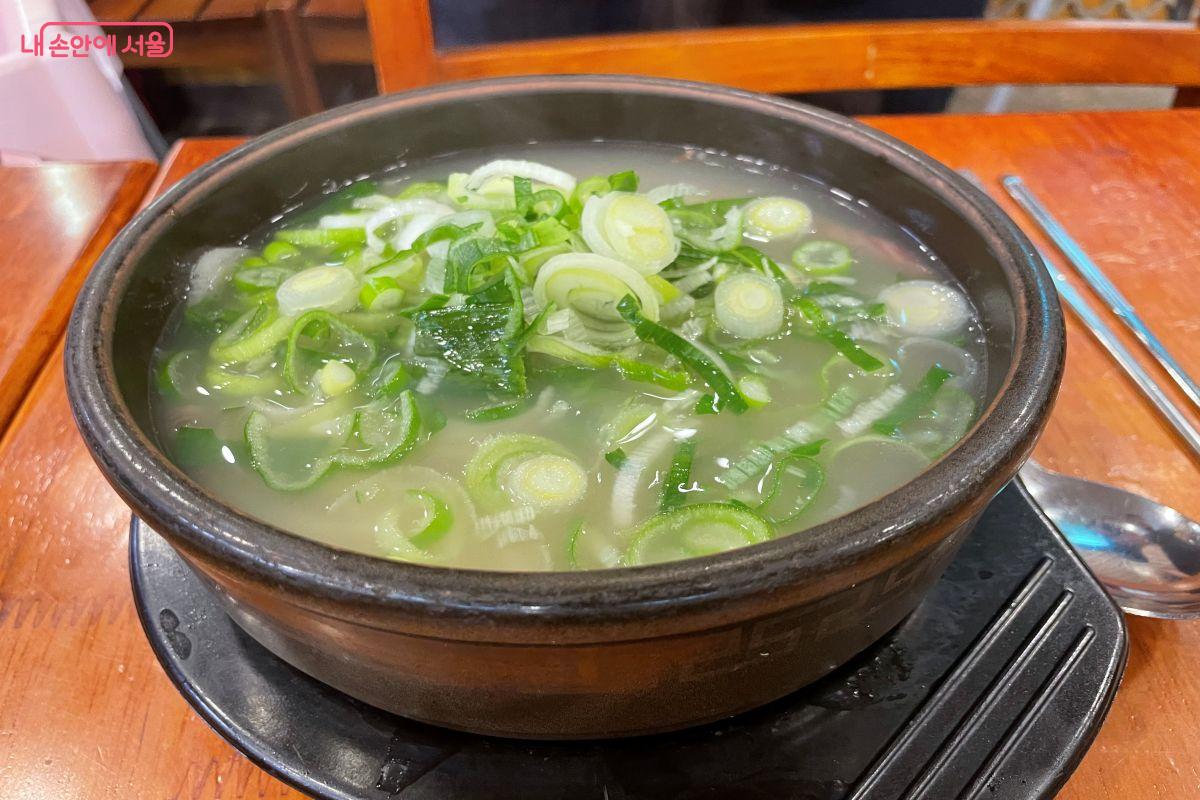 마포옥의 대표 메뉴인 한우 양지탕 ©노윤지