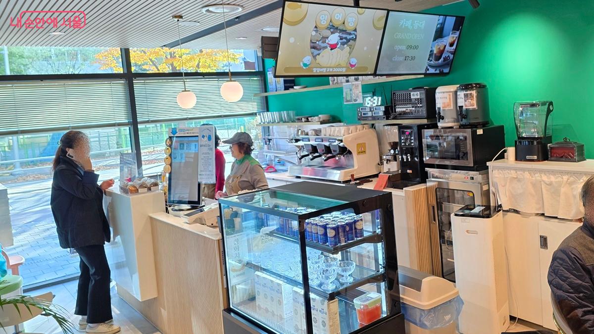 시장형 공동체사업단의 50+카페지기에서 근무하는 참여자들 ©최용수