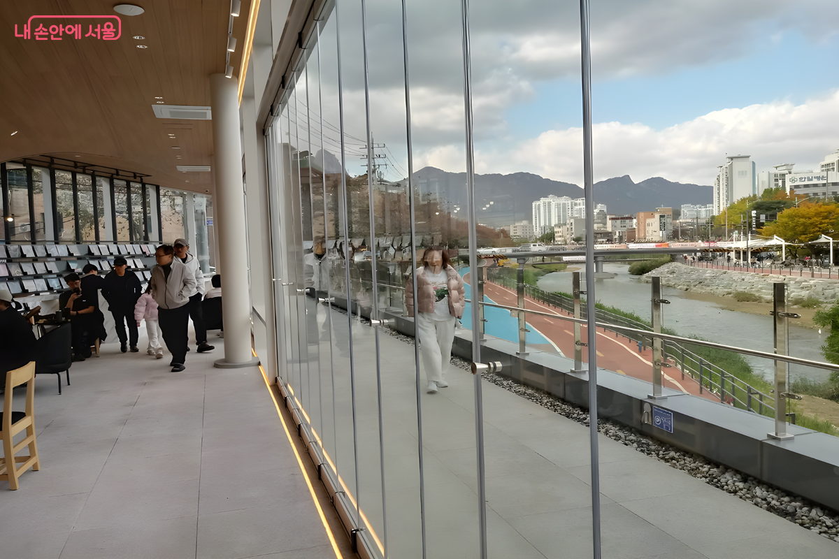 '재간정'에서 바라보이는 우이천의 모습. 통유리창으로 탁 트여 있어 마음까지 시원하다. ©김영주 