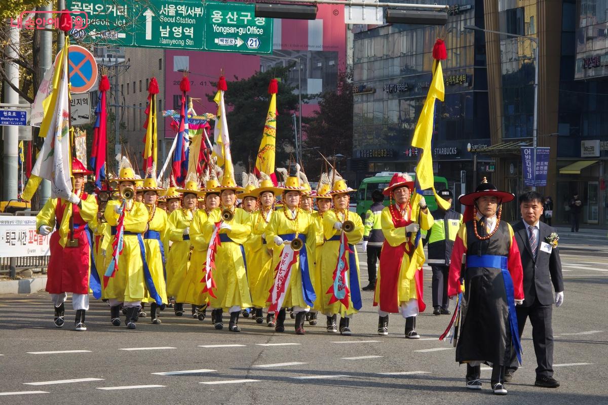 장군출진 행렬이 꿈나무종합타운 앞 사거리에 들어섰다. &copy;장승철