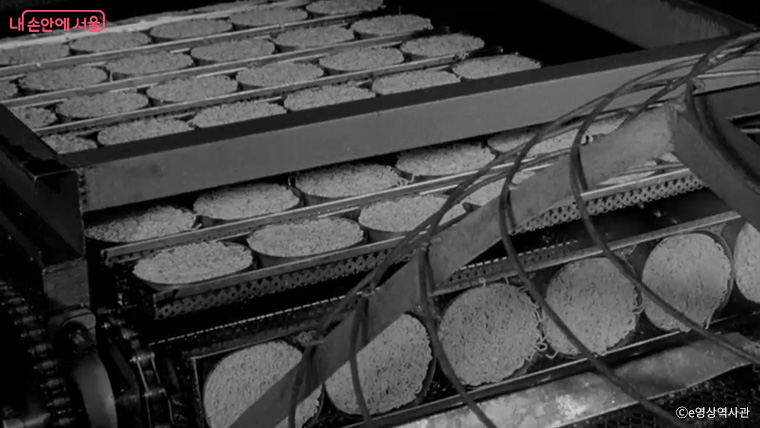 1967년 라면 생산 모습 (출처 : 대한뉴스 제 635호)