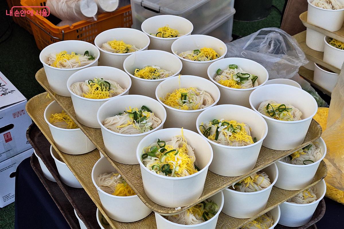 자원봉사자들에게 점심 새참으로 준비된 잔치국수가 먹음직스럽다. &copy;정향선