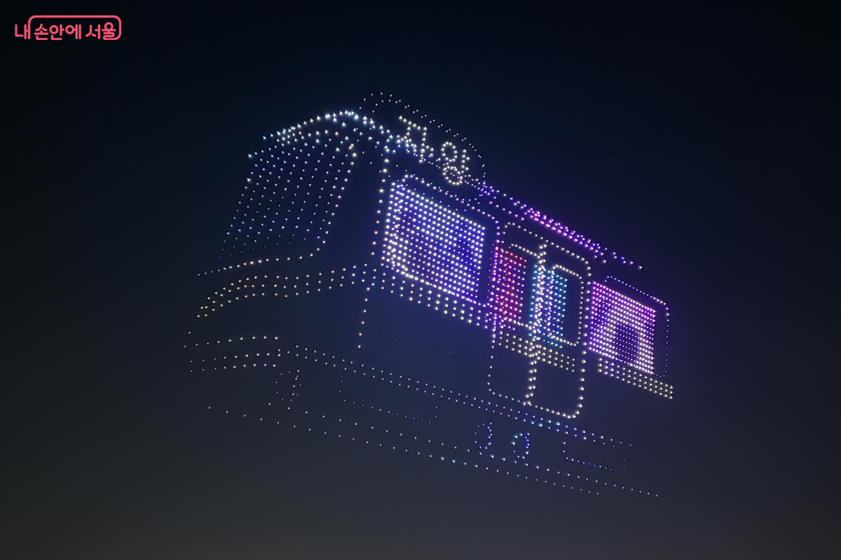 이번 드론쇼는 올해 중 가장 웅장한 규모로 진행되었다. ©김경선
