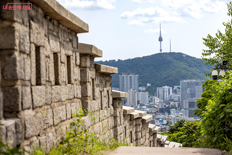 가을 정취가 완연한 요즘 서울에서 가장 걷기 좋은 곳으로 한양도성을 추천한다.