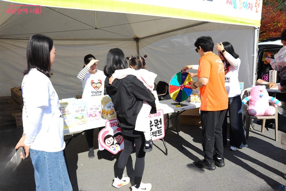 서울시 ‘탄생응원 프로젝트’ 홍보 부스에서 이벤트에 참여 중인 가족들 ©조수봉