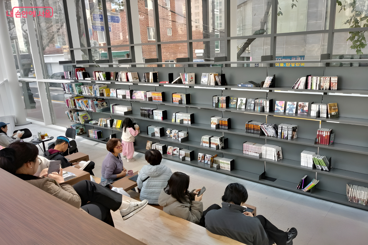 만화, 문학, 수필 등 800여 권의 도서가 비치되어 있다. ©김영주