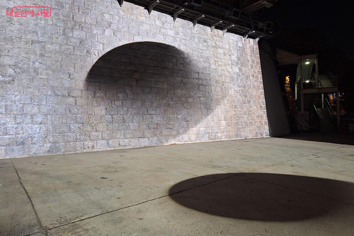 빛과 어둠, 입구와 출구, 질서와 혼란 등 상반된 개념을 하나로 연결하는 작품, ‘심연’ ©백승훈