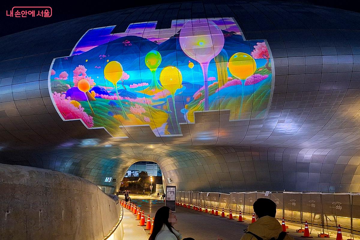 레이저 프로젝션 맵핑과 사운드가 어우러져, 현실과 상상이 뒤엉킨 몽환적인 미디어아트 경험을 선사한다. ©이혜숙