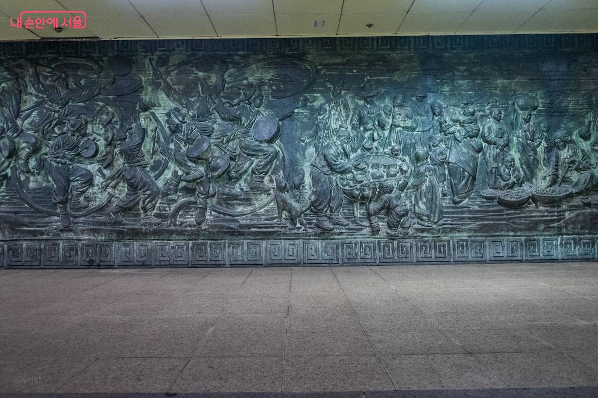 조선시대 육의전 거리 풍경을 표현한 조형물을 종로3가역에서 볼 수 있다. &copy;이진형