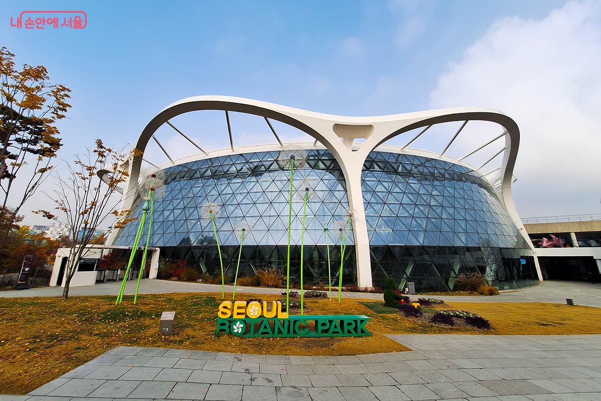 내년 1월 25일까지 서울식물원에서 독특한 겨울의 풍경을 만날  수 있는 <윈터 가든> 전시가 열린다. ©정향선