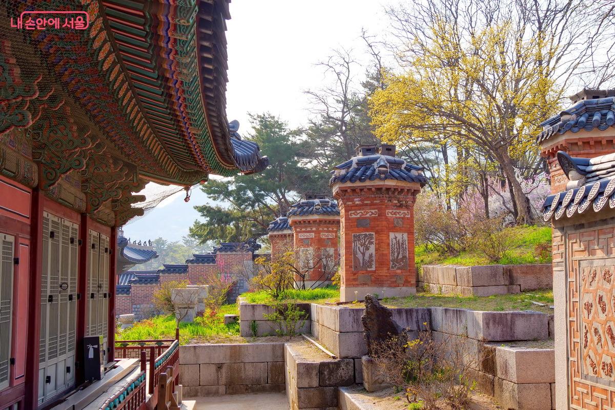 경회루 연못을 팔 때 나온 흙으로 만든 교태전 뒤편 아미산 동산 ©박성환   