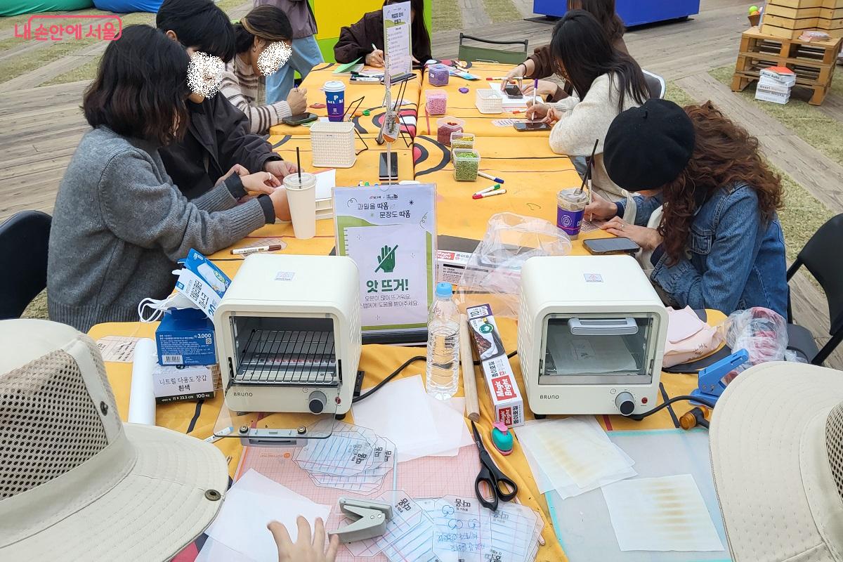 좋아하는 문구를 직접 써넣어 만드는 책갈피 키링 체험 &copy;권수진
