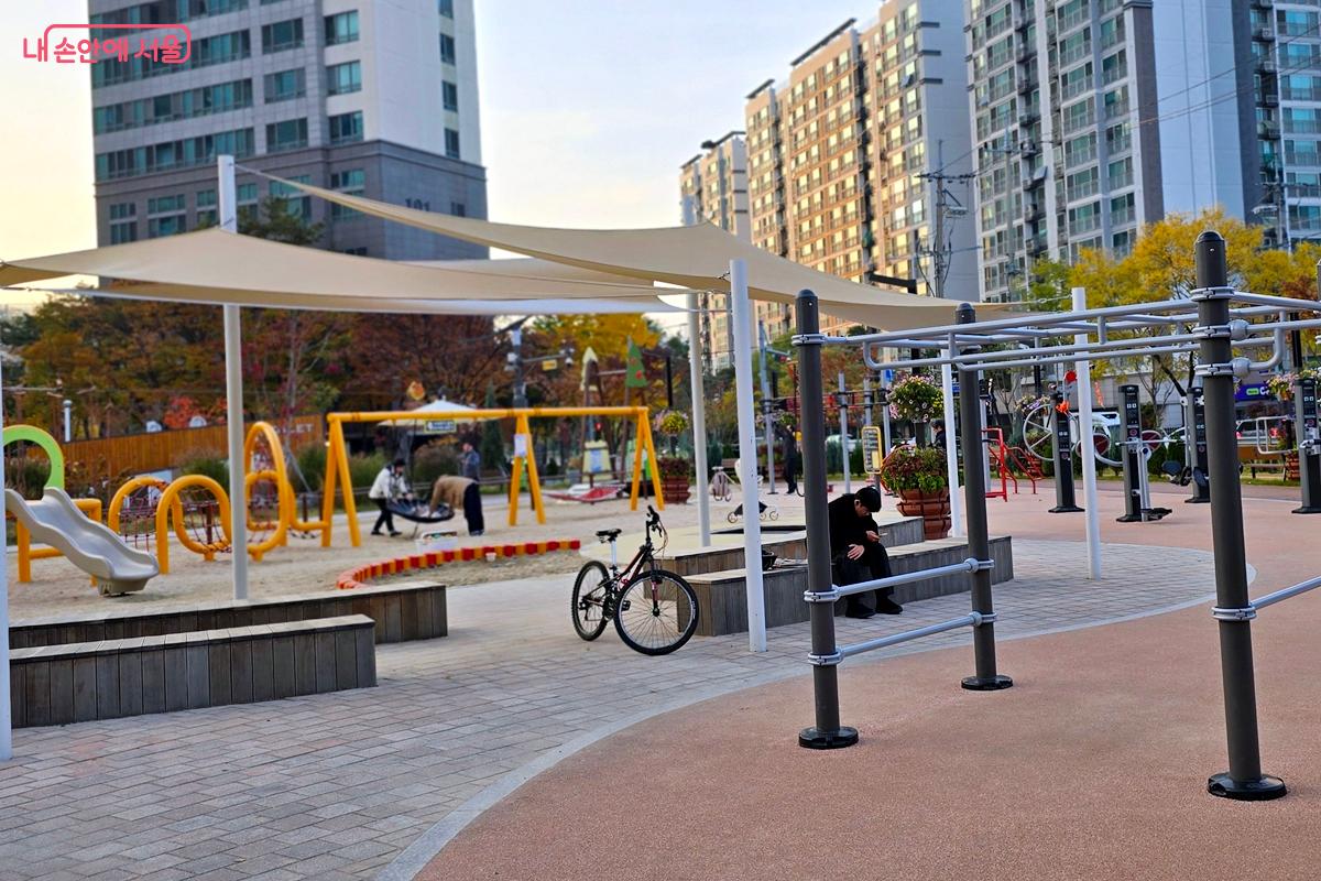 어린이 놀이터와 운동기구들이 함께 설치돼 있다. &copy;김윤경