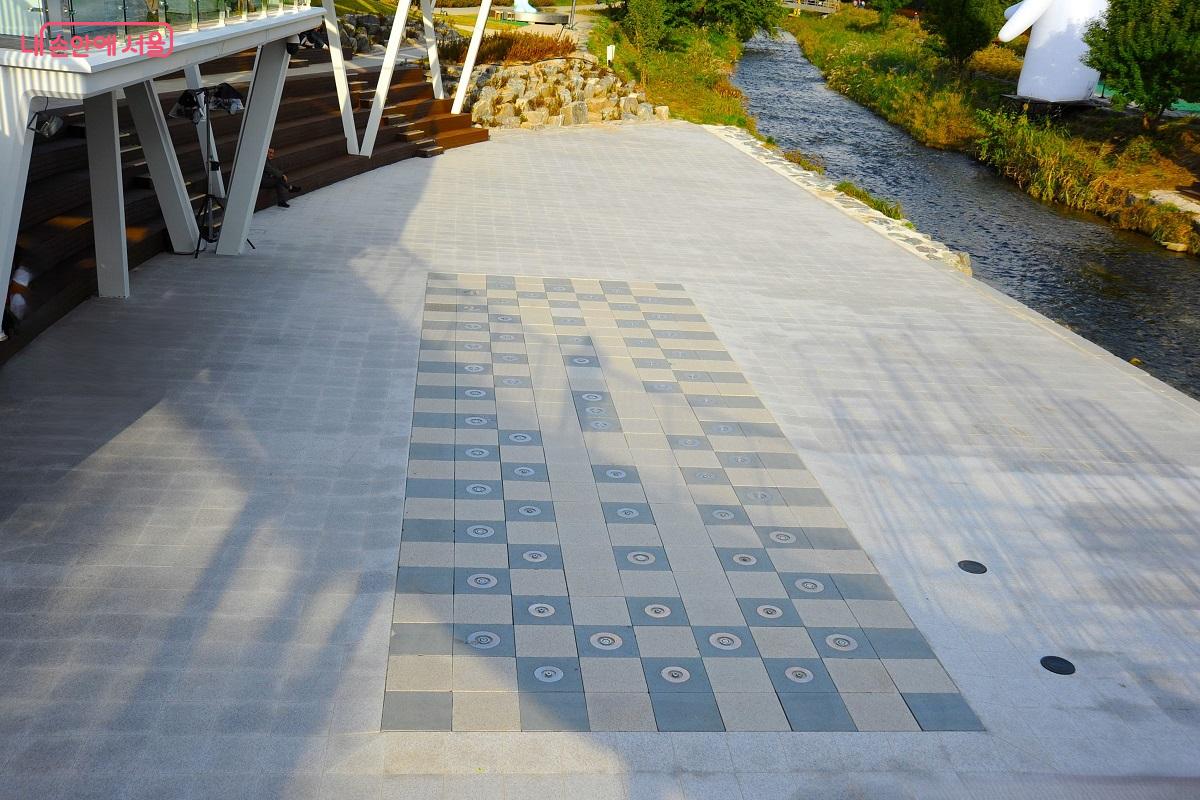 당현마루 앞 하천 둔치의 바닥분수 ⓒ조수봉