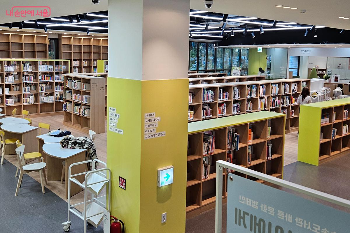 강동숲속도서관 1층 도서관 전경 &copy;김현진