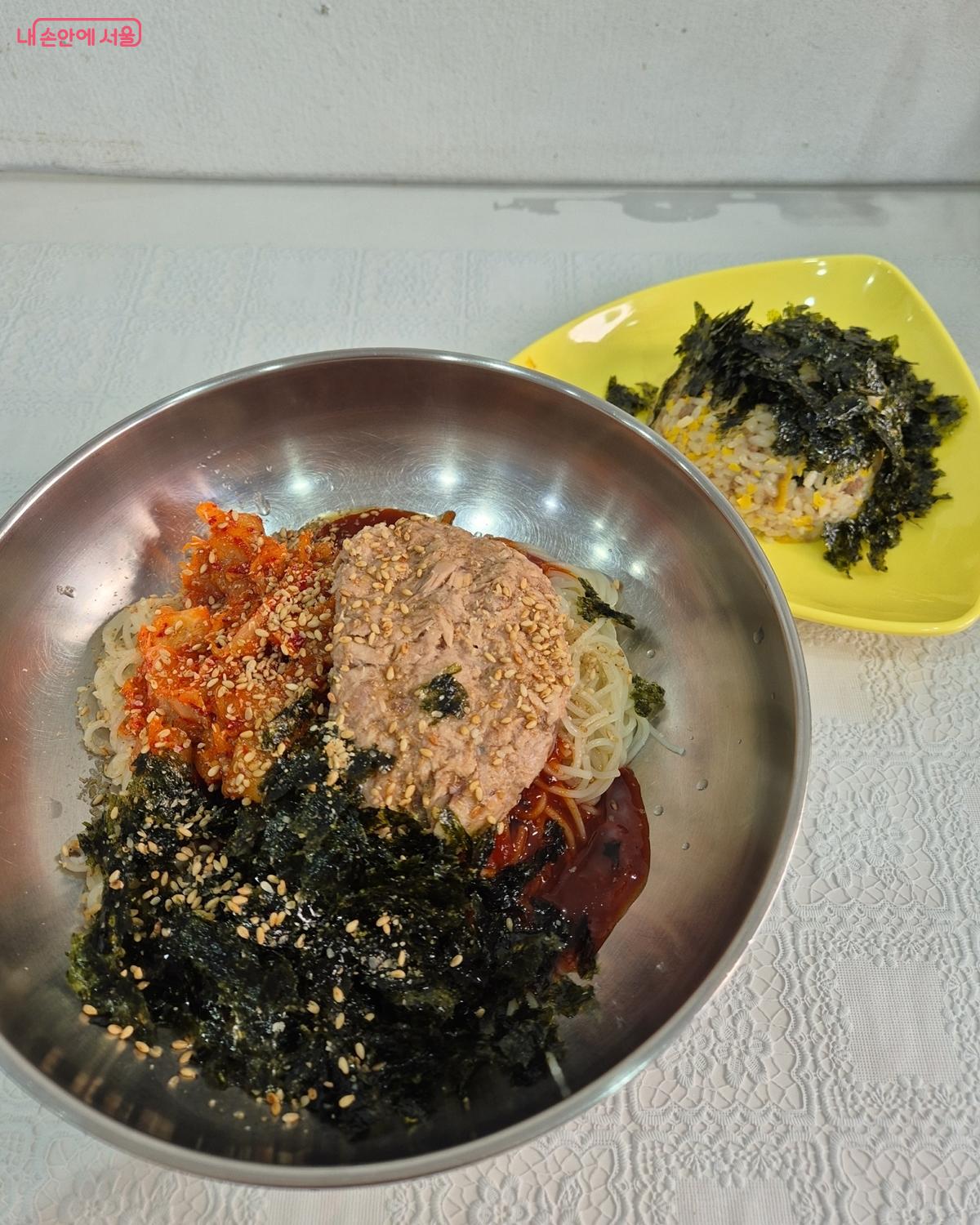 참치김치비빔국수와 소고기마요주먹밥 사진 &copy;송수연