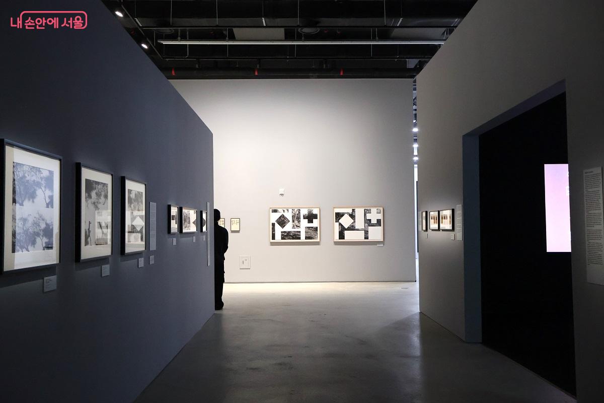 사진미술관 3전시실은 1980대 초를 기점으로 전개된 사진 중심의 매체 실험과 그 이후로 이어진 예술적 흐름을 보여준다. ©이봉덕 