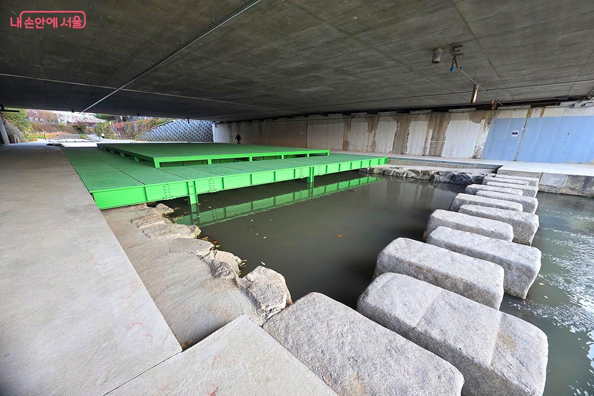 은평지문교 아래에서 하천의 흐르는 물줄기와 유수지 풍경을 볼 수 있는 '호반대청' ©이정민