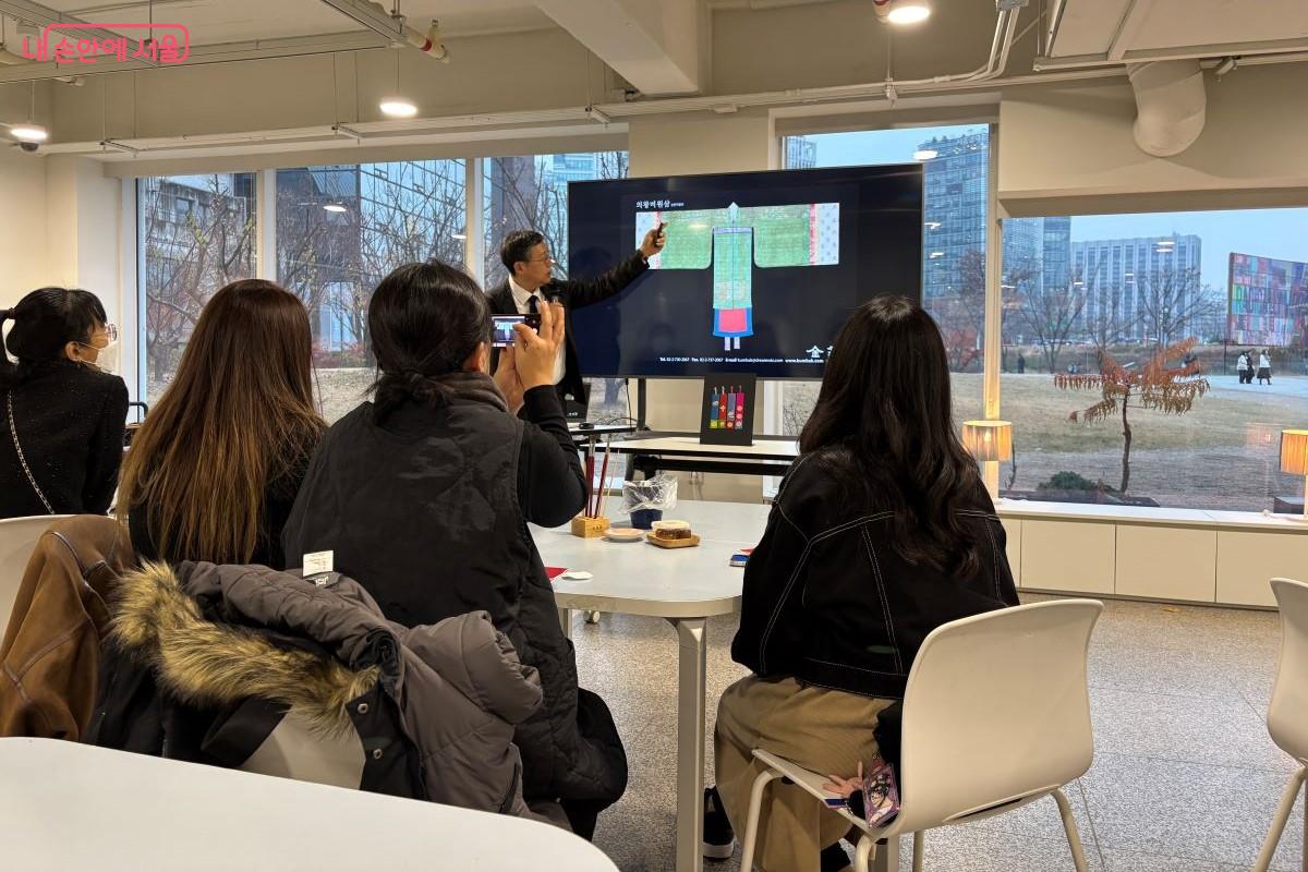 김기호 장인이 의복에 사용된 금박을 설명하고 있다. &copy;김아름