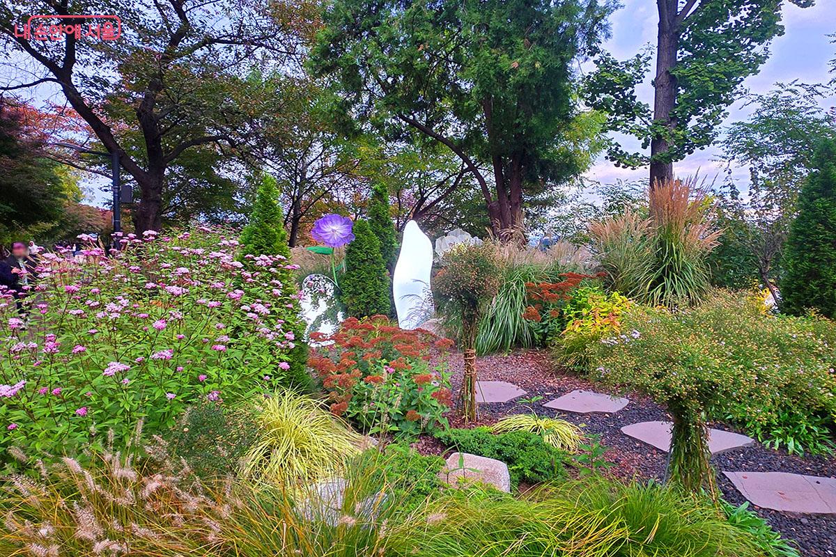 야외 사진전시 옆 정원으로 꾸며진 포토존 ©이정민