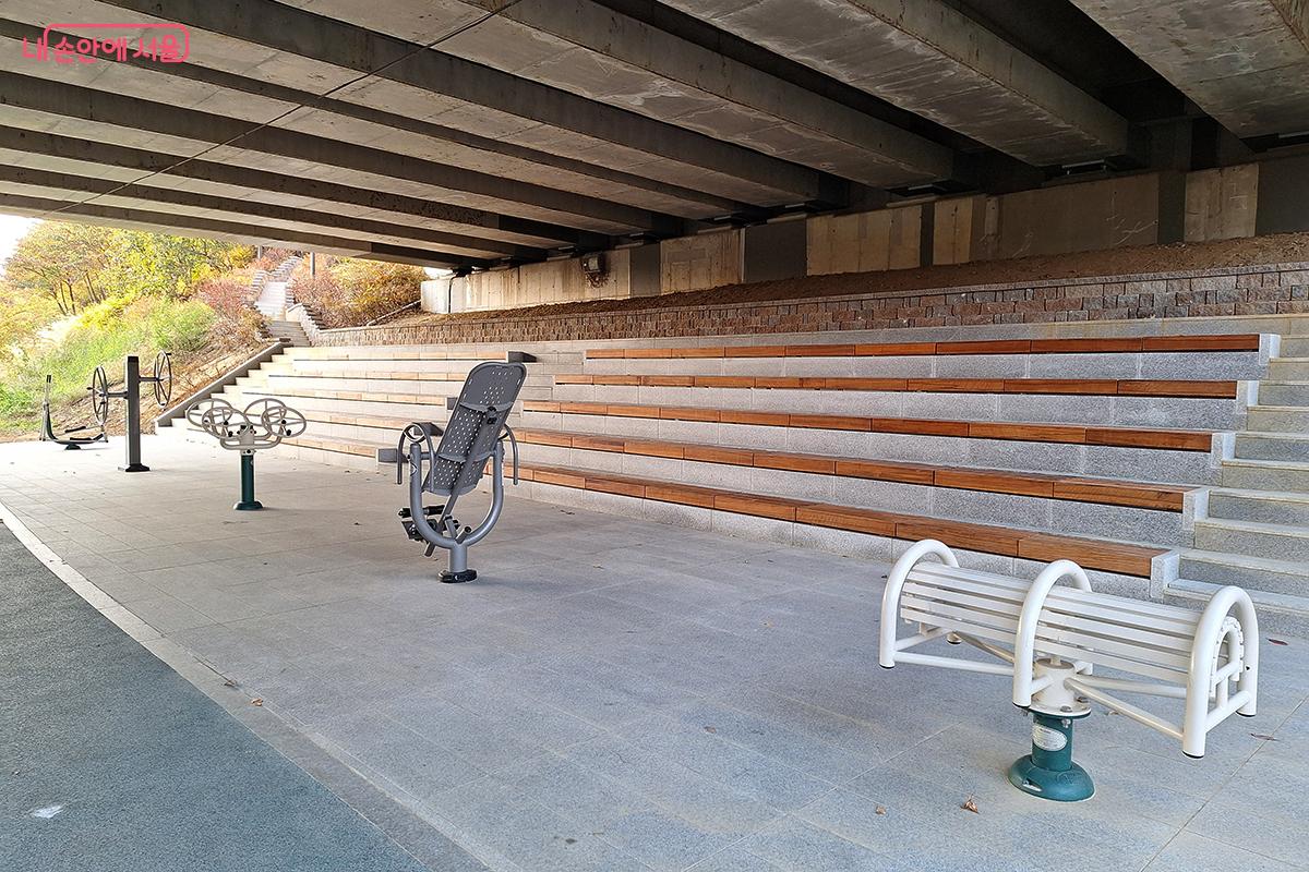 각종 운동기구들도 완비되어 편하게 운동할 수 있다. ©이혜숙