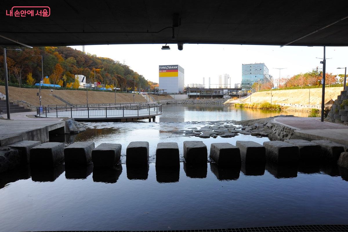 호반대청에서 본 유수지 풍경 ⓒ조수봉