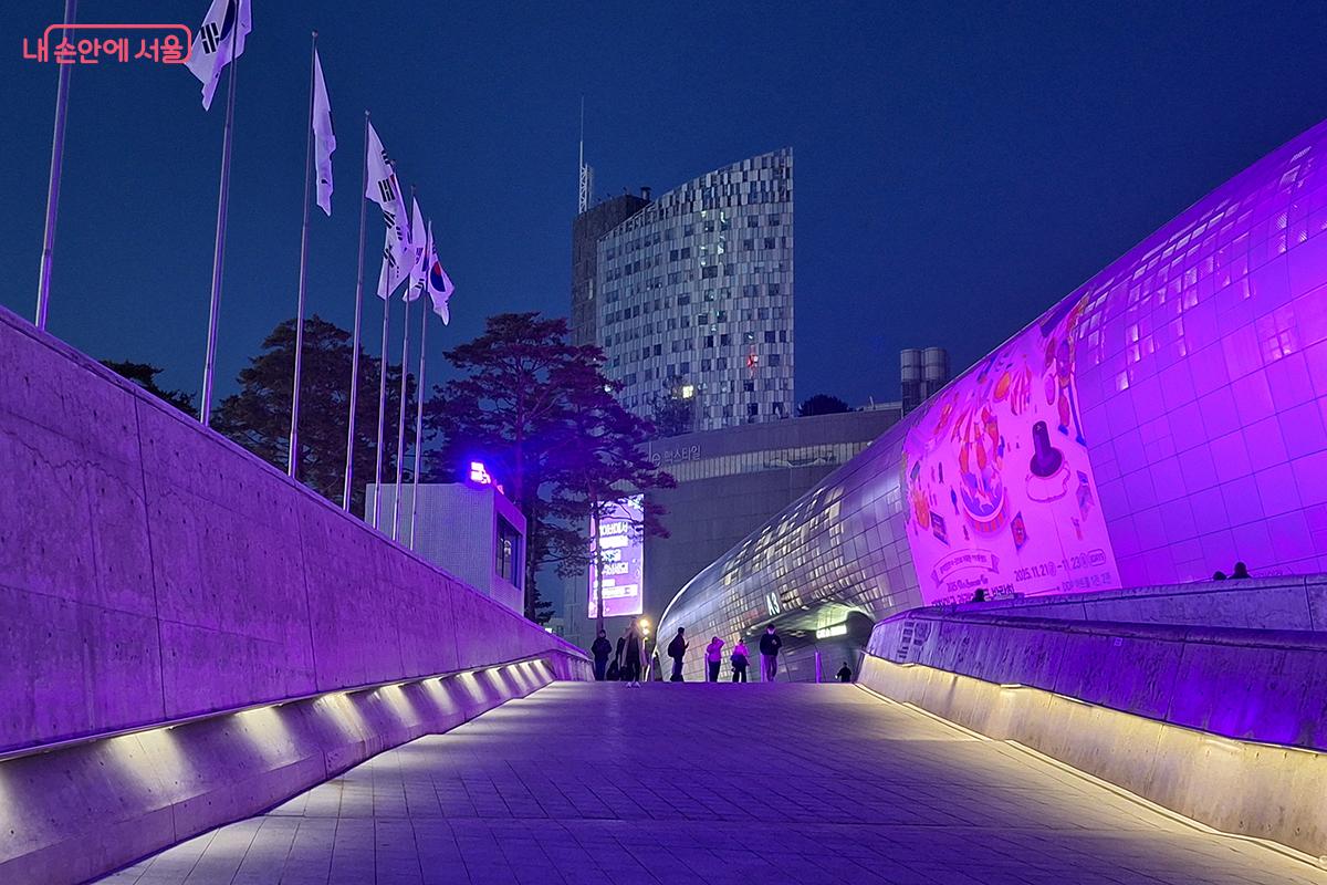 DDP는 낮엔 디자인과 역사의 공간이지만 밤엔 빛과 예술의 메카로 자리매김할 듯하다. &copy;백승훈
