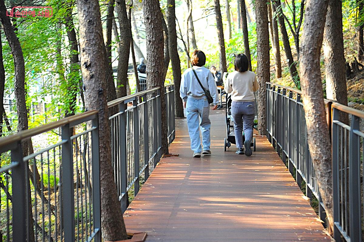 ‘하늘숲길’은 유아차도 쉽게 오를 수 있는 무장애 데크길이다. ⓒ조수봉