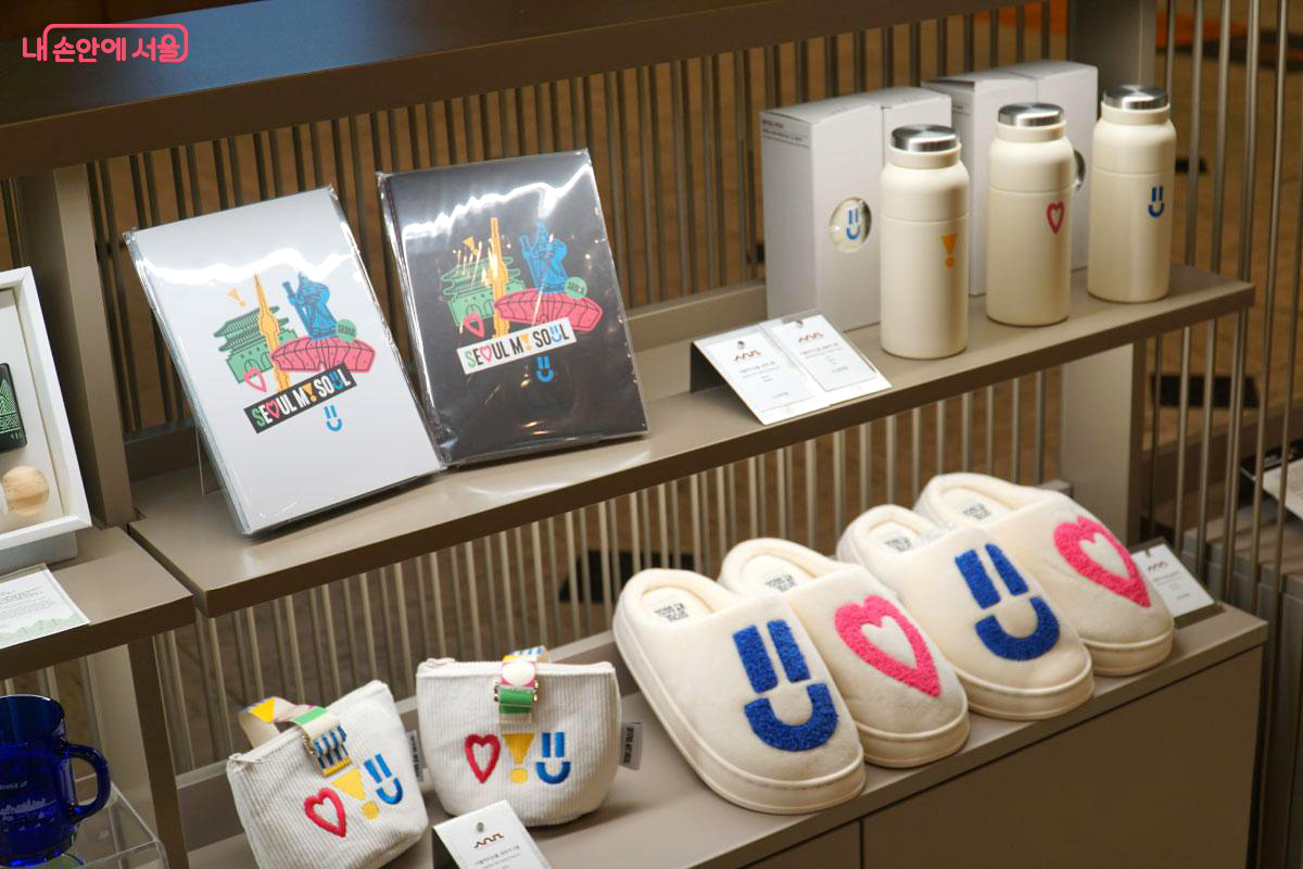 서울시 공식 브랜드 '서울마이소울' 굿즈도 판매 중이다. ©홍혜수