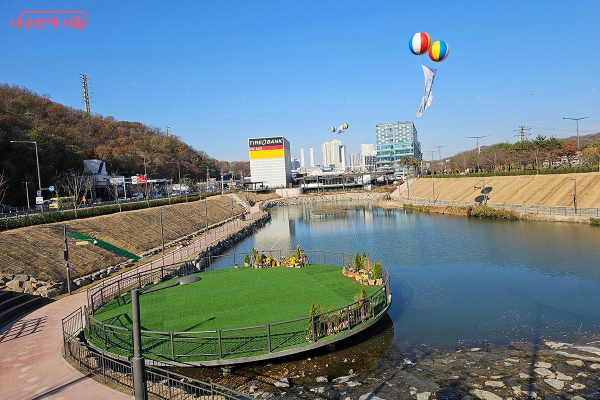 '달빛섬'은 마치 넓은 마루에 앉아 휴식을 취하는 듯한 여유를 선사한다. ©정향선