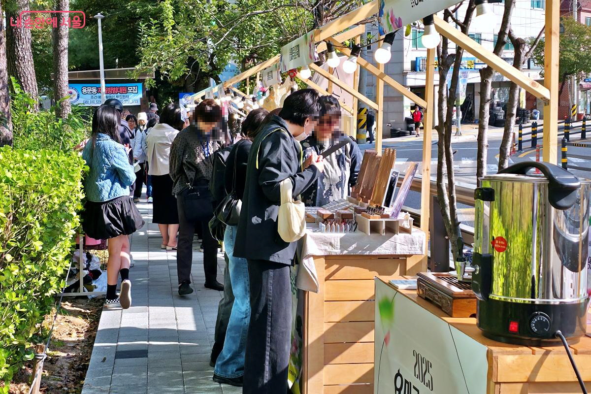 핸드메이드 공예품과 로컬 디저트를 구경하며 착한 소비를 실천하는 즐거움이 가득하다. &copy;장승철