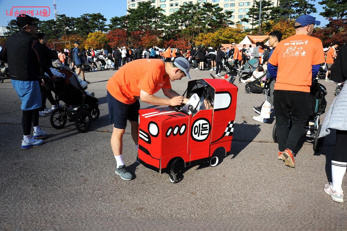톡톡 튀는 아이디어로 꾸민 유아차가 눈길을 끈다. ©조수봉
