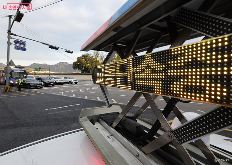 지난 4일 경복궁사거리에서 경찰이 출근길 꼬리물기와 끼어들기 등 교통단속을 하고 있다.