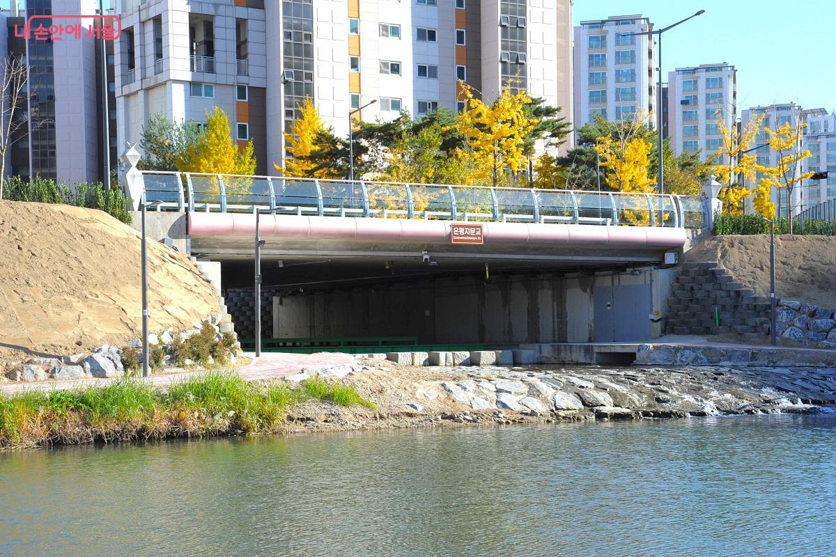 구파발천 ‘은평지문교’ 하부에는 휴식 공간인 ‘호반대청’을 설치했다. ⓒ조수봉