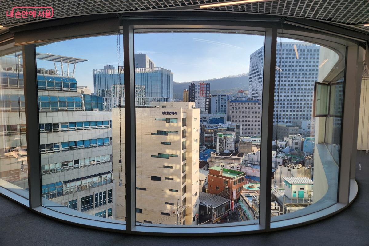 서울영화센터에서 내려다본 충무로의 풍경도 이곳의 즐길 거리다. ©윤혜숙