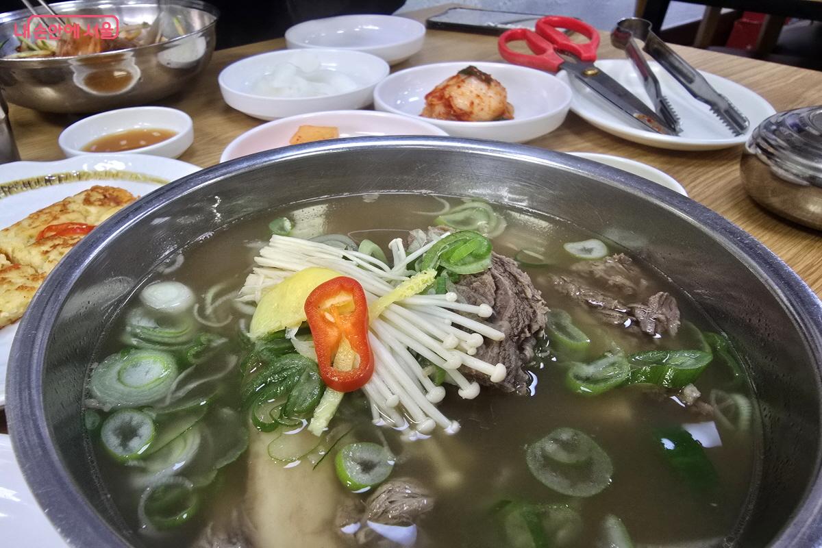 주문한 갈비탕이 나왔다.