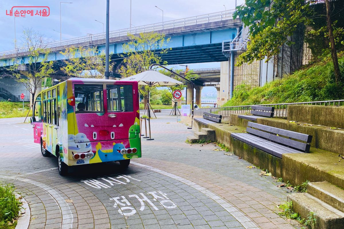 승객을 기다리는 해치카 정류장에는 그늘막과 벤치가 있다. &copy;양정화