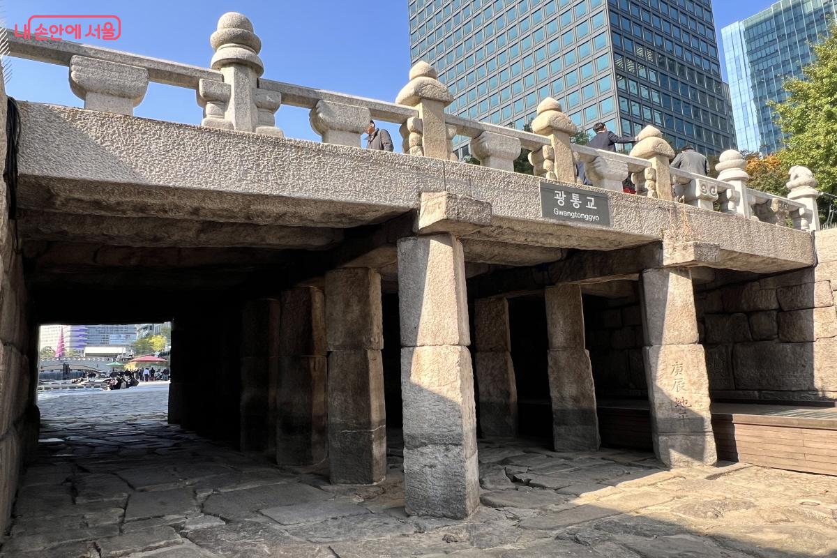 조선시대 청계천을 보여주는 대표 석교인 광통교. 정릉 석물 유적을 볼 수 있다. &copy;박지영