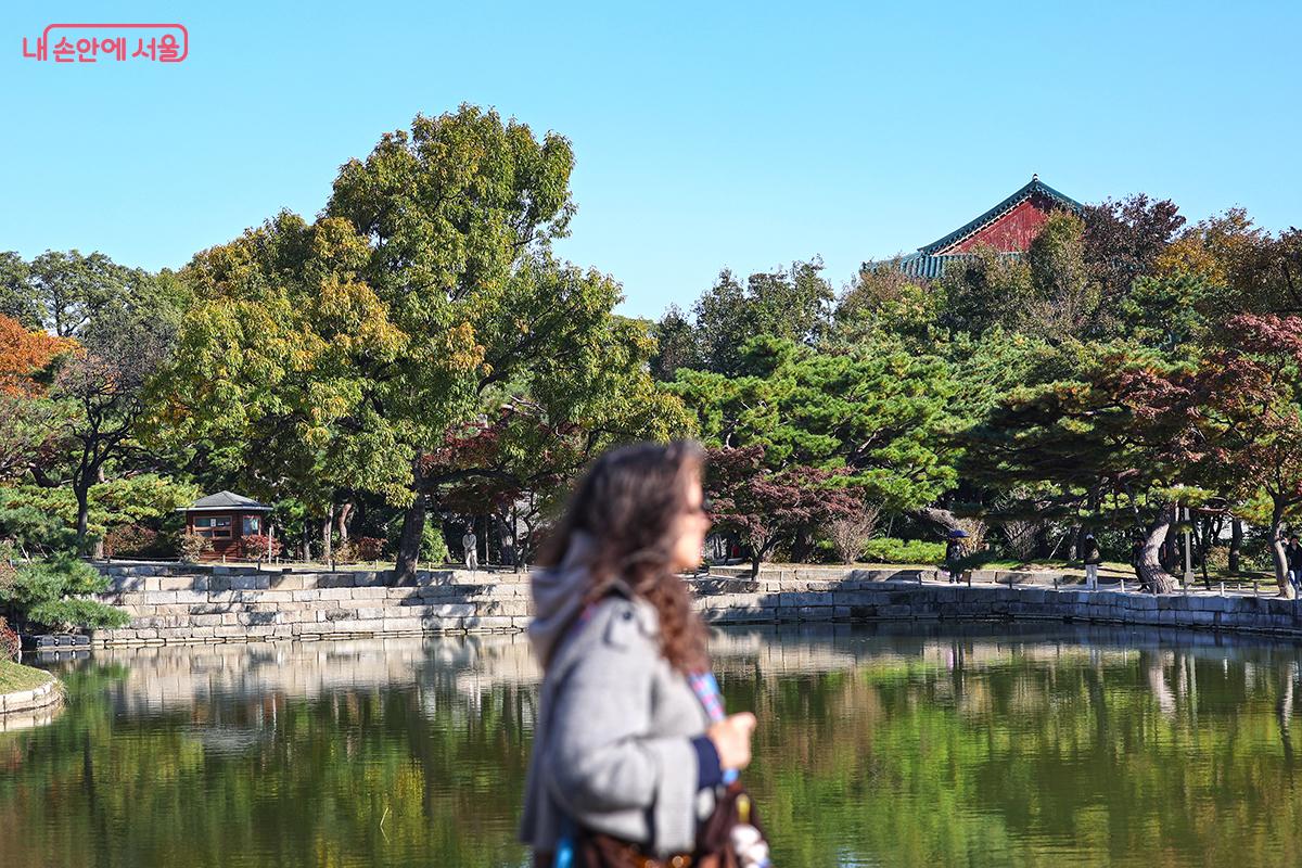 반영이 아름다운 경회지의 풍경 ©김주연