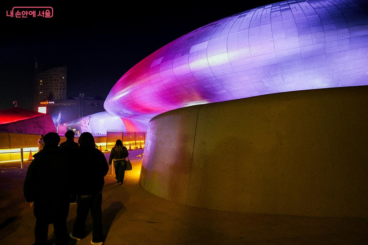 DDP에서 미디어아트쇼를 선보일 때면 이 독창적인 건축물이 마치 커다란 보석처럼 보인다. &copy;김아름
