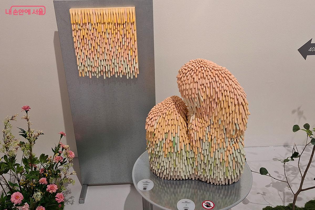 박정언 작가의 ‘섬’은 고요한 사유의 공간을 선사한다. ©이혜숙