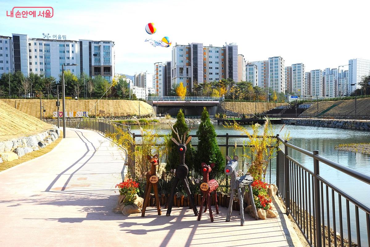 유수지를 중심으로 폭 넓은 순환 산책로를 조성했다. ⓒ조수봉