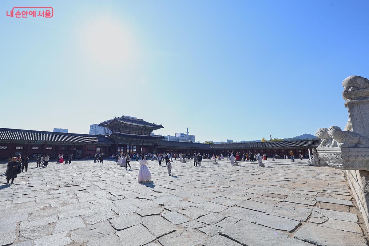 평일임에도 경복궁에는 많은 사람들이 찾아 가을의 운치를 즐겼다. ©김주연